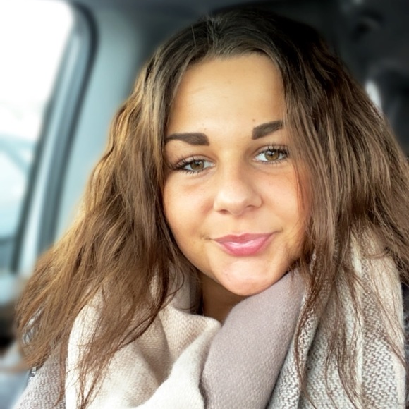 Meet your Posher, Laura - Picture 1 of 1